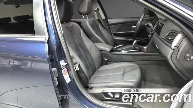 BMW 3-Series 2017 thumb 12