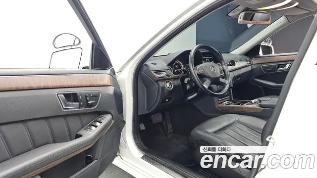 Mercedes-Benz E-Класс 2013 thumb 10