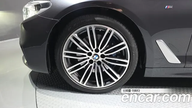 BMW 5-Series 2019 thumb 5