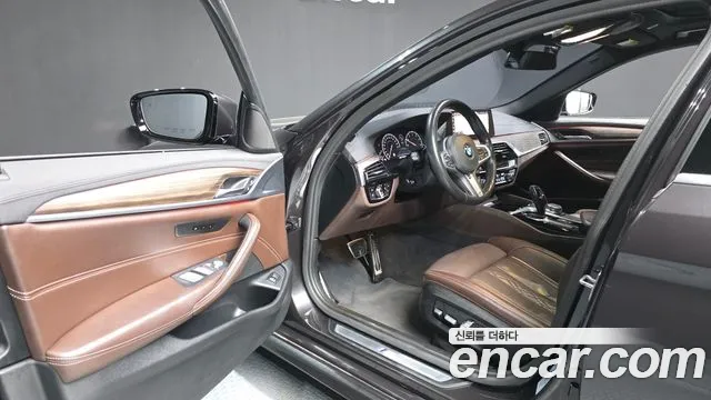 BMW 5-Series 2019 thumb 10