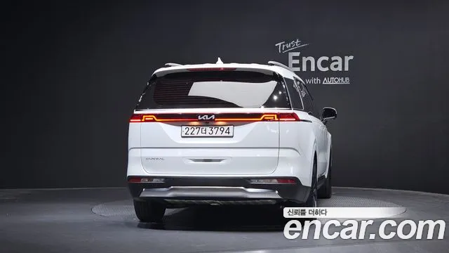 Kia Carnival 2023 thumb 4