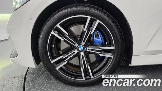 BMW 3-Series 2025 thumb 5