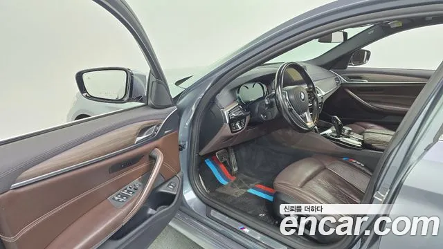 BMW 5-Series 2018 thumb 10