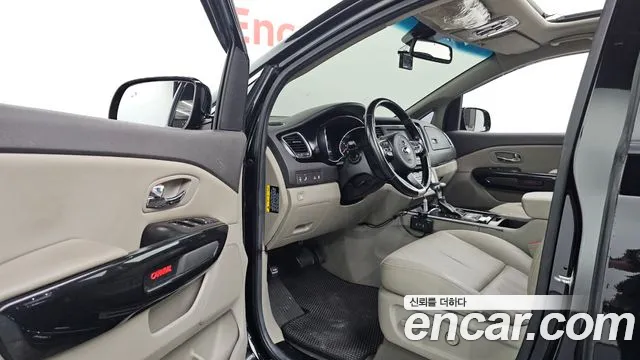 Kia Carnival 2017 thumb 10