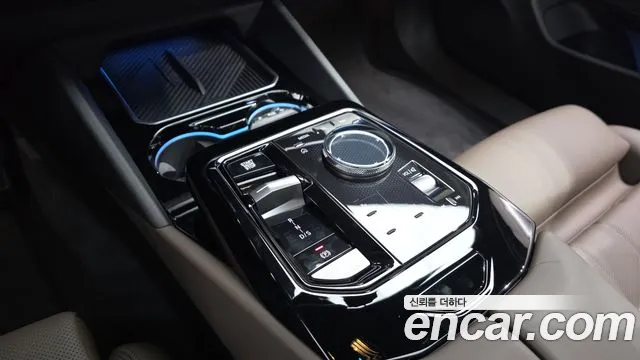 BMW 5-Series 2024 thumb 8