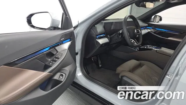 BMW 5-Series 2024 thumb 9
