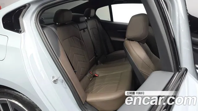 BMW 5-Series 2024 thumb 10