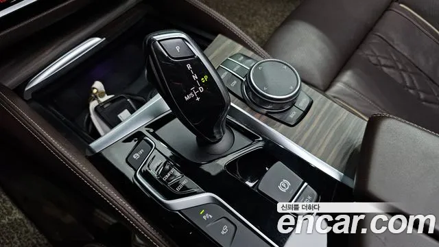 BMW 5-Series 2018 thumb 9