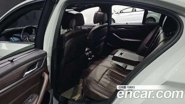 BMW 5-Series 2018 thumb 11