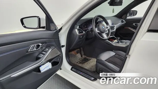 BMW 3-Series 2021 thumb 10
