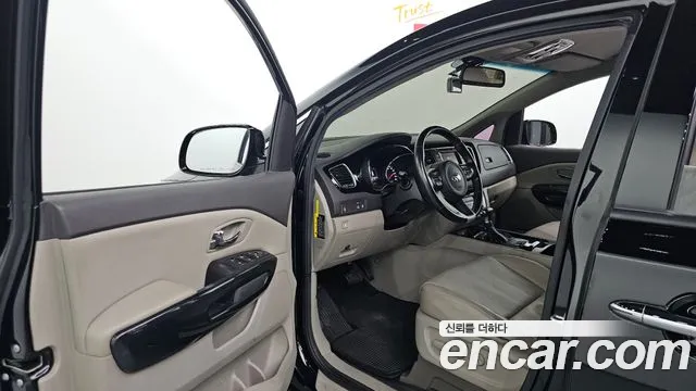 Kia Carnival 2016 thumb 10