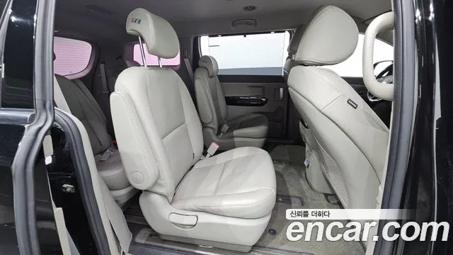 Kia Carnival 2016 thumb 11