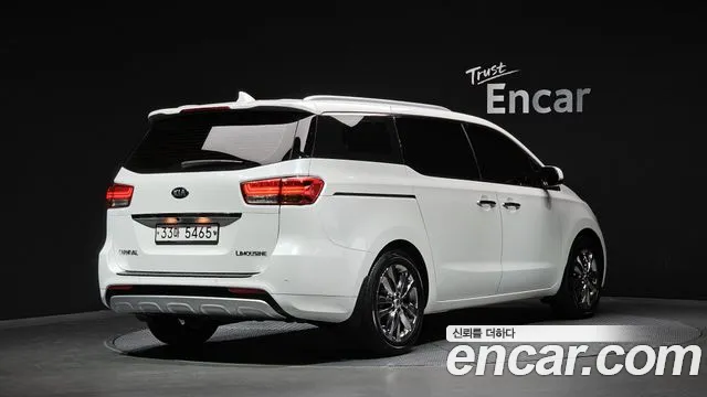 Kia Carnival 2017 thumb 2