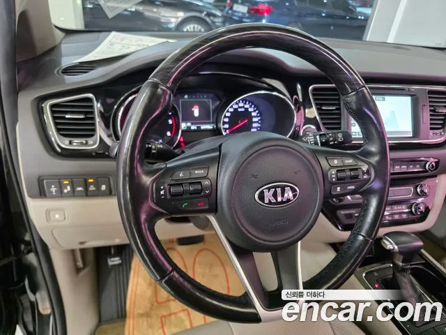 Kia Carnival 2016 thumb 10