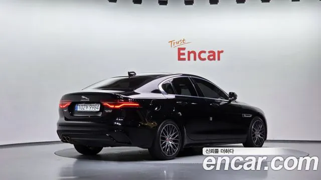 Jaguar XE 2020 thumb 2