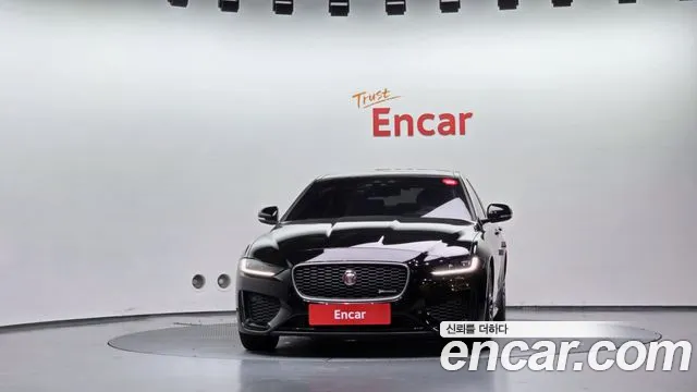 Jaguar XE 2020 thumb 3