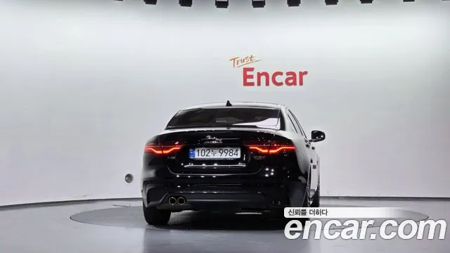 Jaguar XE 2020 thumb 4