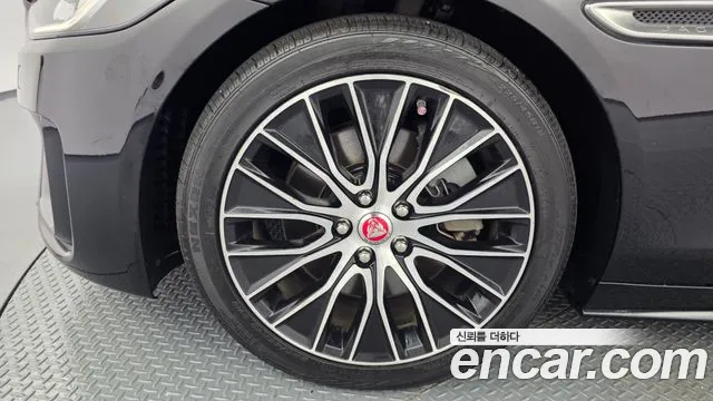 Jaguar XE 2020 thumb 5
