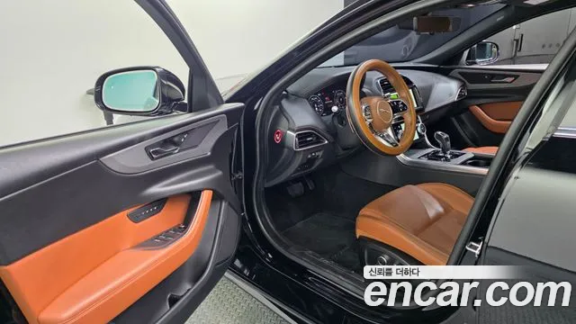 Jaguar XE 2020 thumb 10