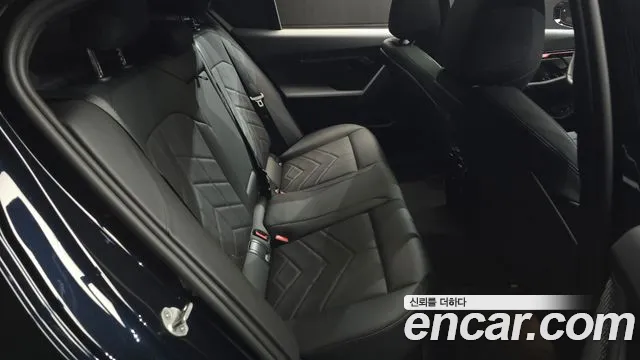 BMW 5-Series 2025 thumb 11