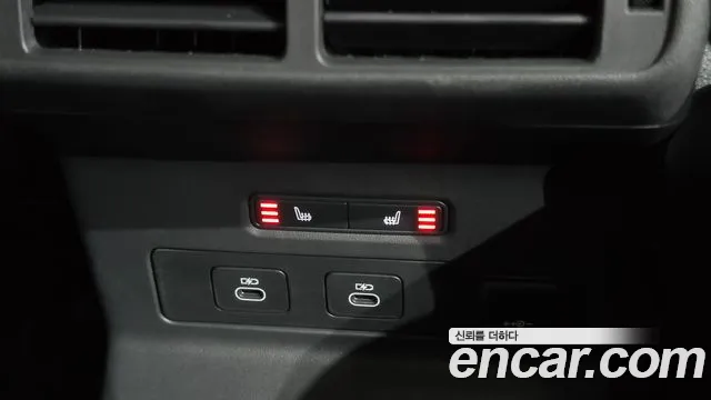 Land Rover Range Rover Velar 2025 thumb 12