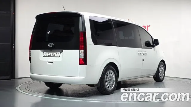 Hyundai Staria 2025 thumb 2
