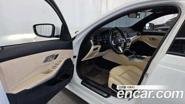 BMW 3-Series 2021 thumb 10