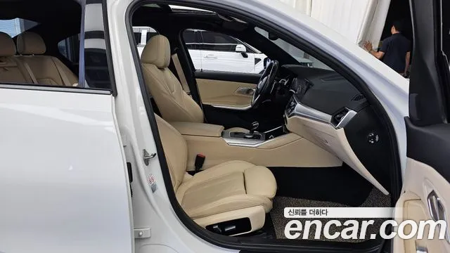 BMW 3-Series 2021 thumb 11