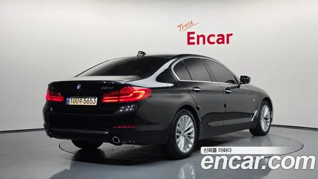 BMW 5-Series 2018 thumb 2