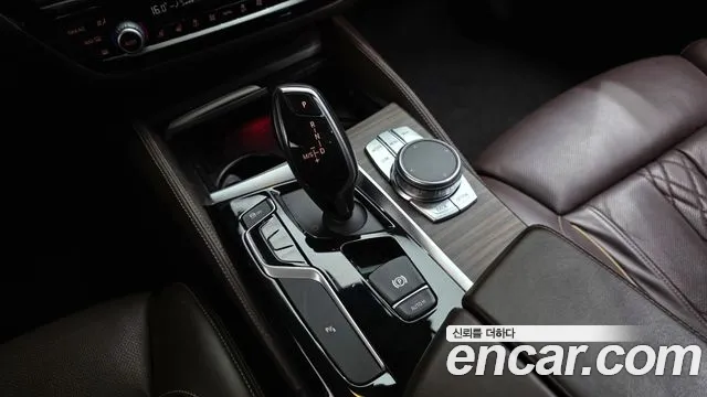 BMW 5-Series 2018 thumb 9