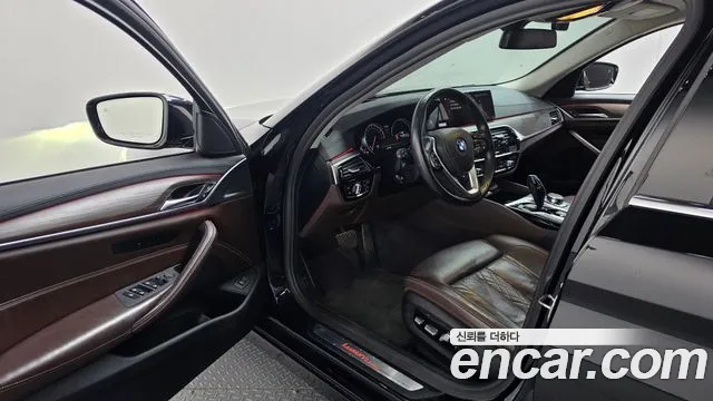 BMW 5-Series 2018 thumb 10