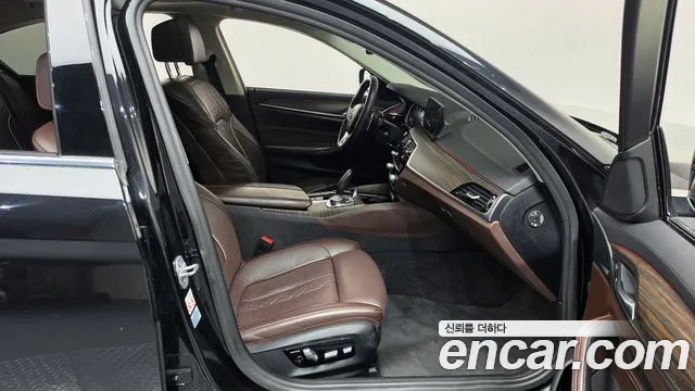 BMW 5-Series 2018 thumb 11