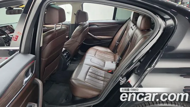 BMW 5-Series 2018 thumb 12