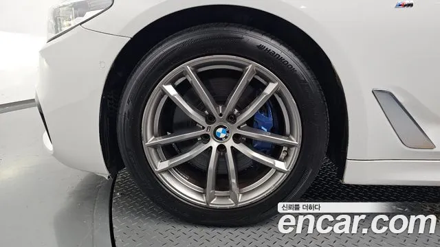 BMW 5-Series 2018 thumb 4