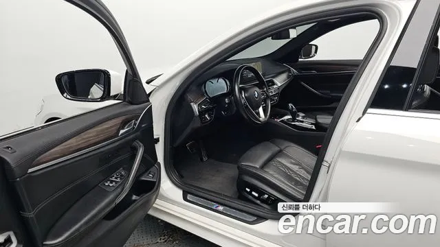 BMW 5-Series 2018 thumb 9
