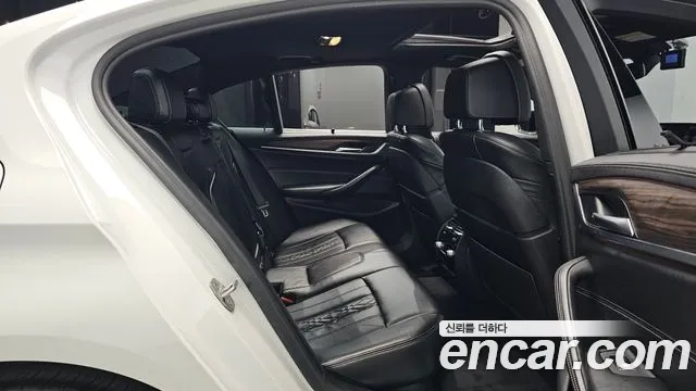 BMW 5-Series 2018 thumb 10