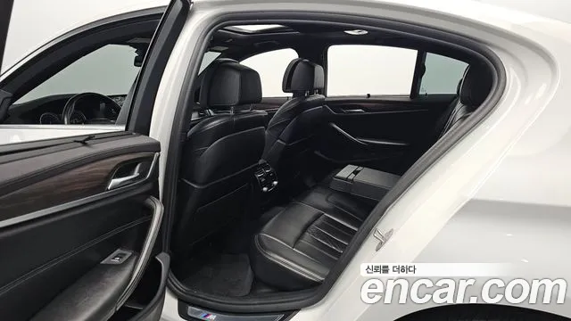 BMW 5-Series 2018 thumb 11