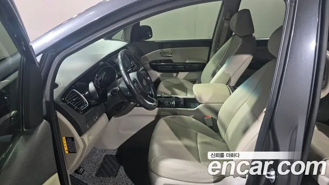 Kia Carnival 2016 thumb 10