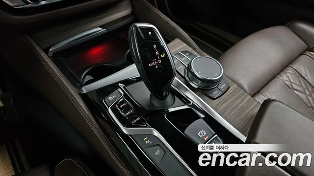 BMW 5-Series 2019 thumb 9