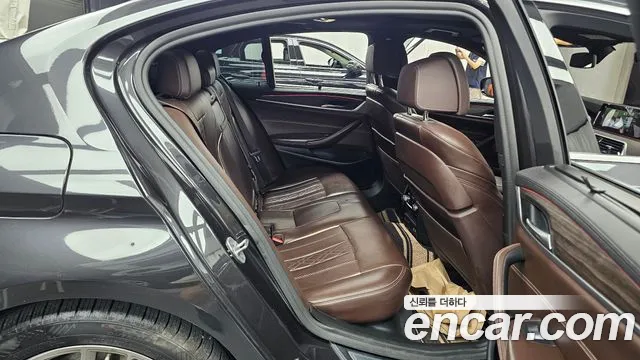 BMW 5-Series 2019 thumb 11