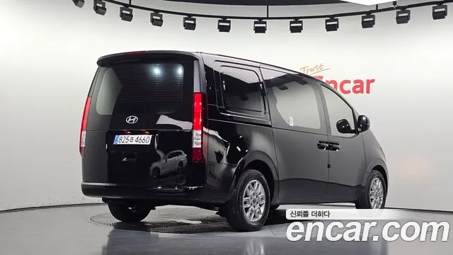 Hyundai Staria 2024 thumb 2