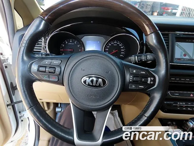 Kia Carnival 2017 thumb 8