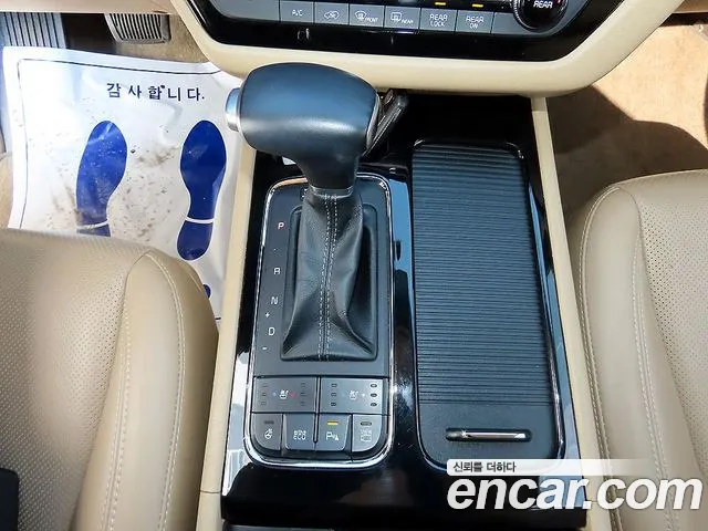 Kia Carnival 2017 thumb 10