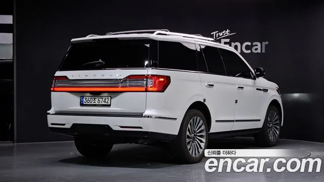 Lincoln Navigator 2021 thumb 2