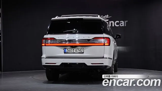 Lincoln Navigator 2021 thumb 4