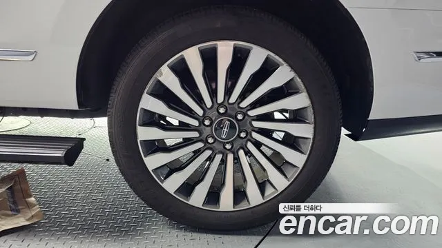 Lincoln Navigator 2021 thumb 5