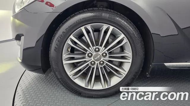 Genesis G90 2017 thumb 4