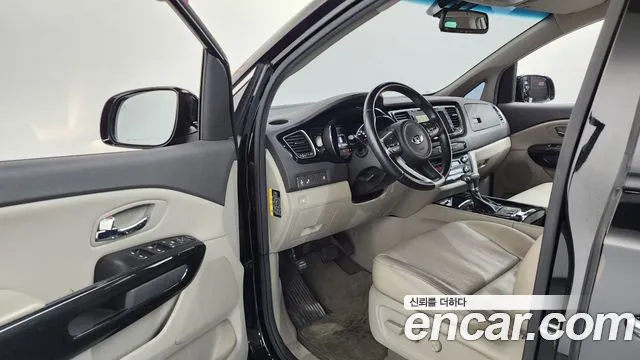 Kia Carnival 2017 thumb 10