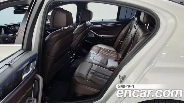 BMW 5-Series 2018 thumb 11