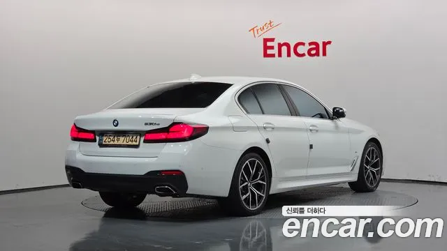 BMW 5-Series 2021 thumb 2